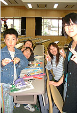 学生さんにモデルロケットの作り方を教わり喜ぶ小学生